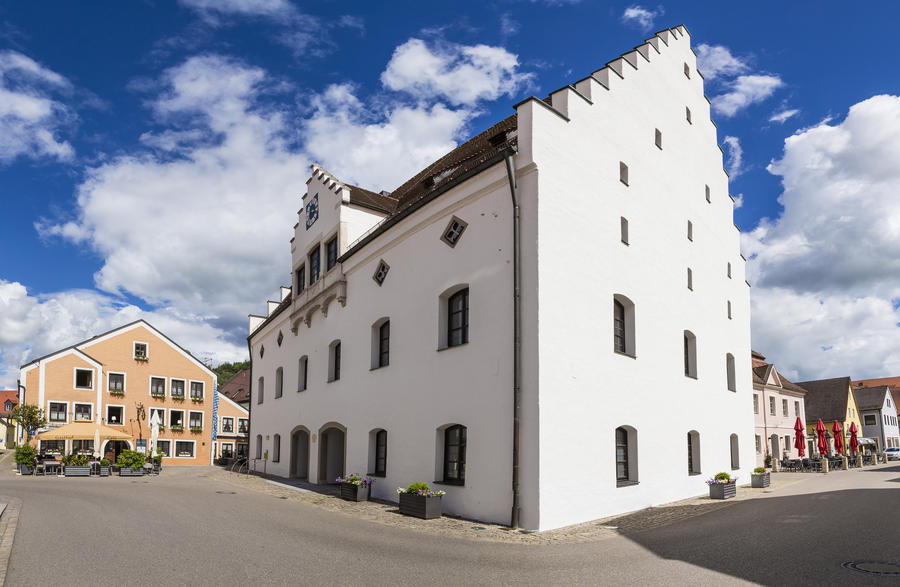 famous old buildings in Beilngries. It is a town in the district of Eichstaett, in Bavaria, Germany. It was first mentioned in 1007 as Bilingriez.