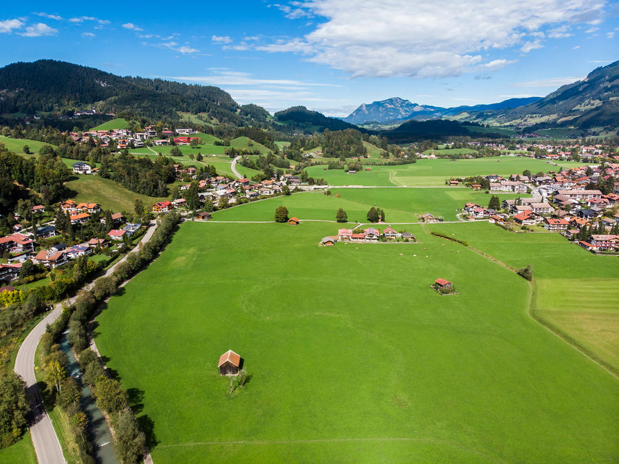 Luftaufnahme, Oberstdorf mit Feldern und Weiden, Oberallgäu, Regierungsbezirk Schwaben, Bayern, Deutschland