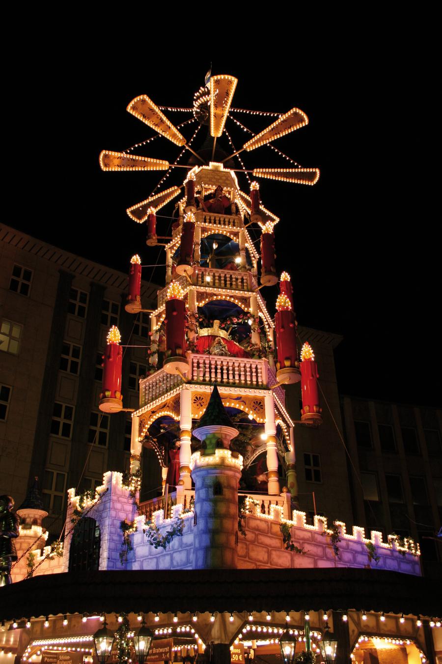Messe/Weihnachtsmarkt in Kassel, Deutschland - auf dem Foto sehen Sie eine Weihnachts-Pyramide mit Märchen Figuren