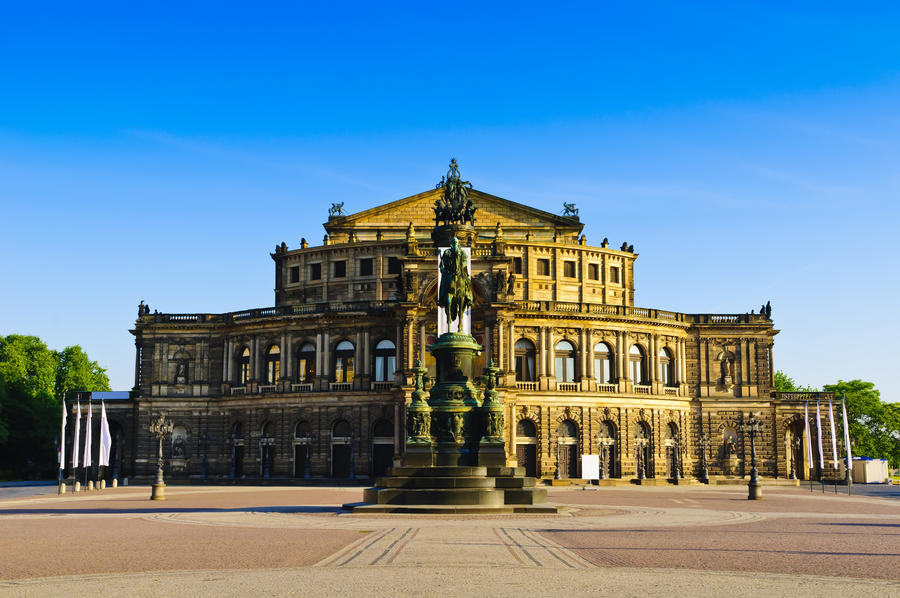 Semperoper (semper opera) in dresden, germany