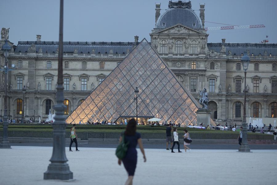Women in front of Louvre museum