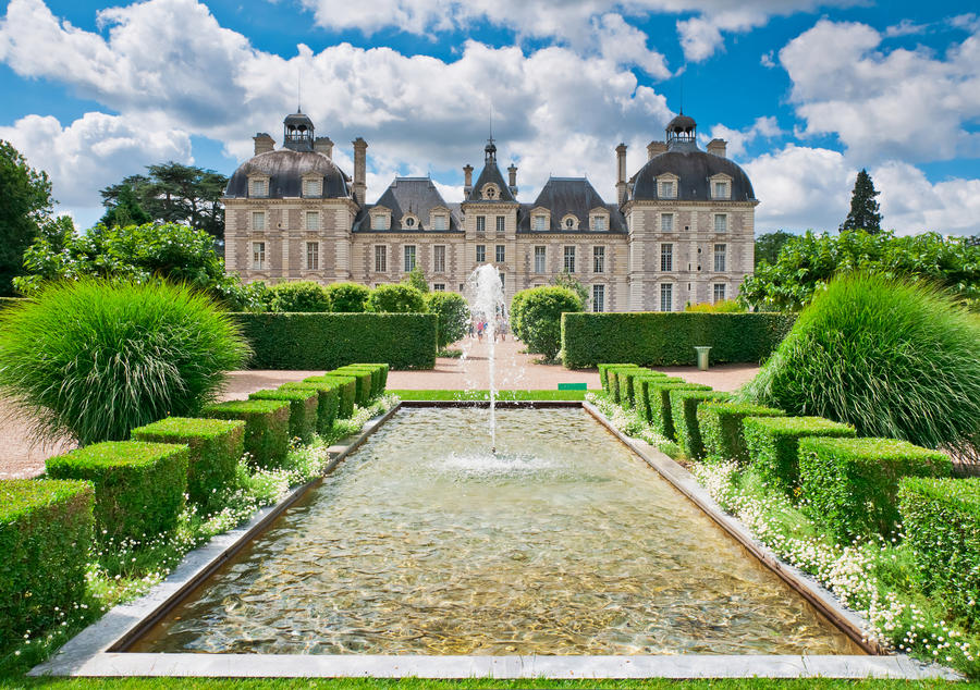 View of Cheverny Chateau from apprentice&#39;s garden, France