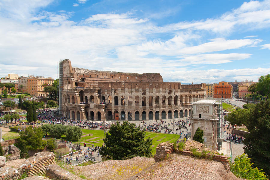 The photo shows the Colosseum in Rome.