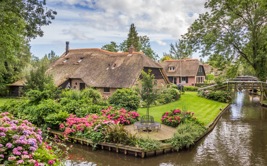 Farms with thatched roofs in Giethoorn, Holland