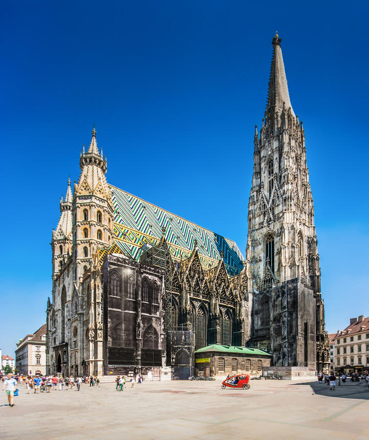 Beautiful view of famous St. Stephen&#39;s Cathedral (Wiener Stephansdom) at Stephansplatz in Vienna, Austria