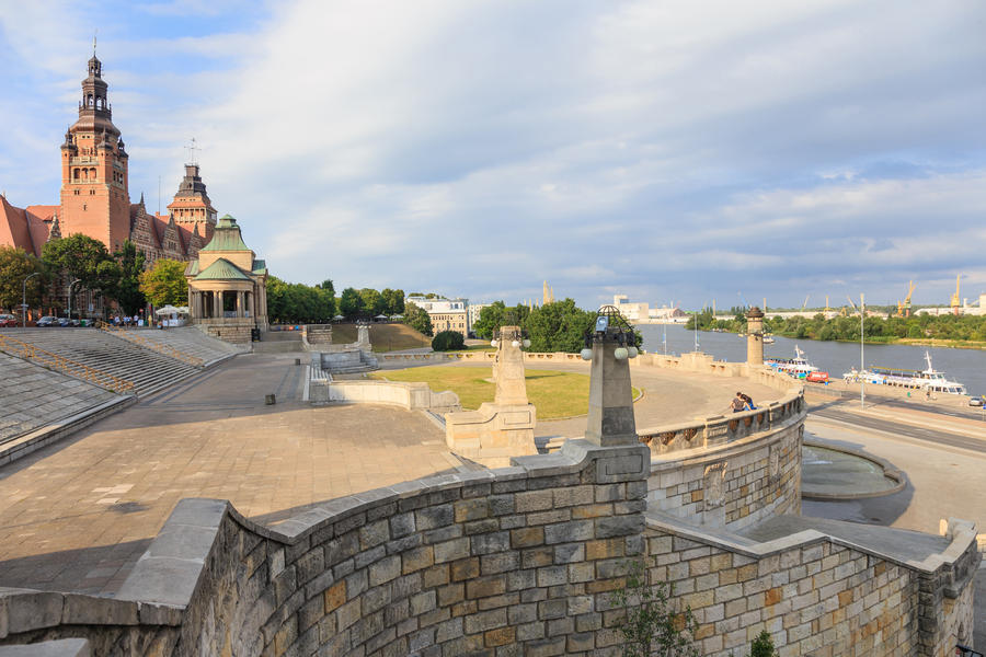 Szczecin - Waly Chrobrego (Hakenterrasse).  Observation deck with a length of approx. 500 m in Szczecin on the slope along the Oder. A favorite meeting place of locals