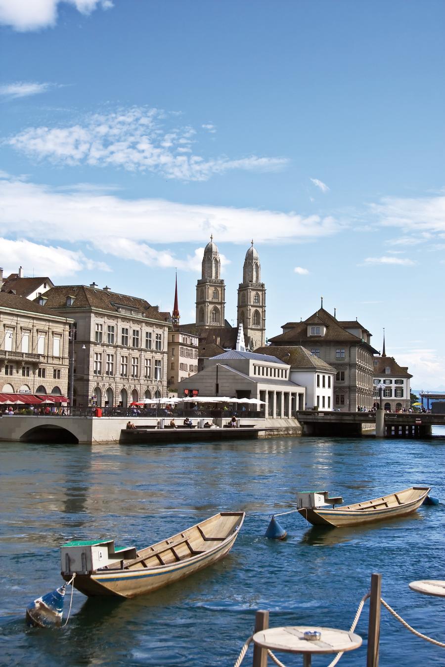 Blick auf Limmat mit der Grossmünster Kathedrale, Zürich, Kanton Zürich, Schweiz