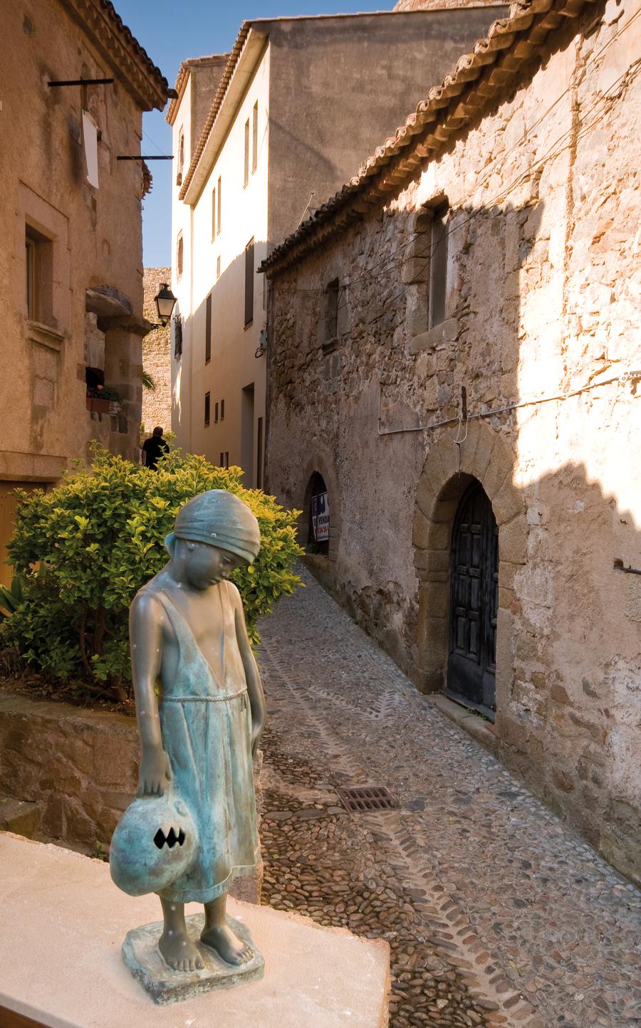 Maedchenstatur der Altstadt Tossa de Mar