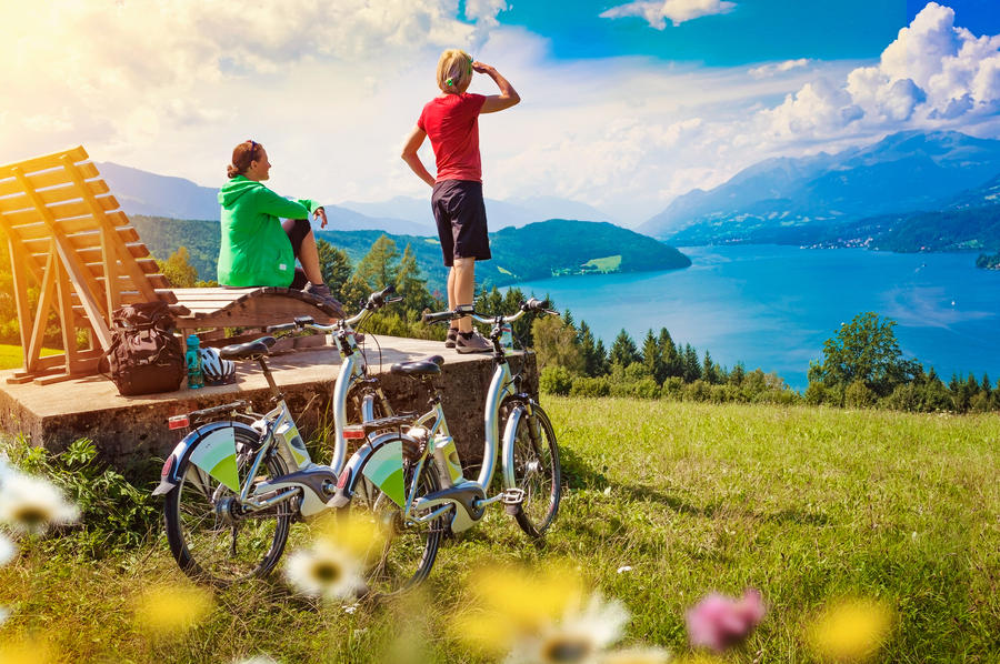 Frauen mit e-bike genießen Ausblick auf See-sportive holidays 0