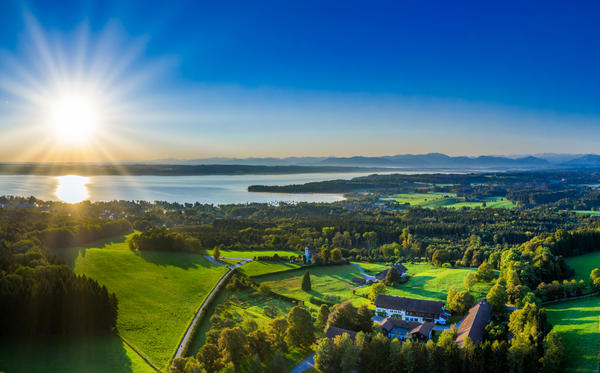 Lake Starnberg in front of Alps, seen from Ilkahöhe, Tutzing, Fünfseenland, Upper Bavaria, Bavaria, Germany, Europe