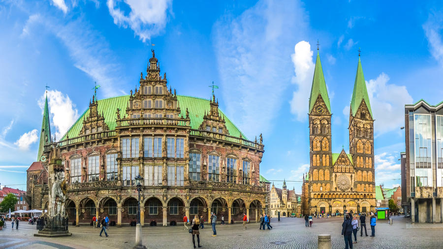 Ancient Bremen Market Square in the centre of the Hanseatic City of Bremen with view on famous Church of Our Lady, town hall, St. Petri Dom zu Bremen and parliament building, Germany