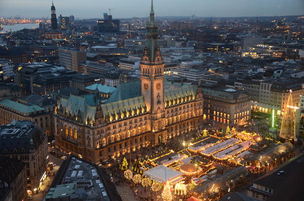 Hamburg zu Weihnachten - Weihnachtsmarkt auf dem Rathausmarkt