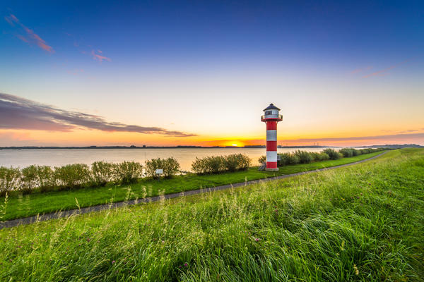 Leuchtturm an der Elbe