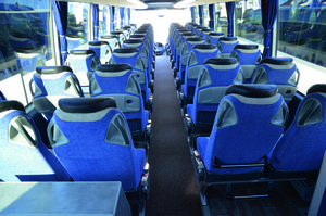 Durchgehende Reisebestuhlung ohne Unterbrechung eines Mitteleinstieges