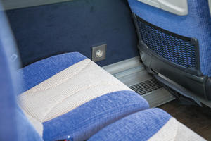 220 V Steckdose an jeder Sitzreihe