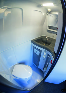 Großes ebenerdiges Bord-WC im Heck mit Waschgelegenheit