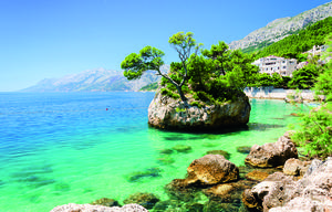 Dalmatien Makarska-Riviera Diese Reise ins Herz Dalmatiens wird Sie begeistern! Städte wie aus dem Bilderbuch mit Jahrhunderte alter Tradition und eine Landschaft zum Niederknien, geschützt durch die schroffen Barrieren der Küstengebirge. Wie schläfrige Riesentiere liegen die Adria-Inseln im Licht der Abendsonne.