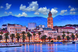 Dalmatien Makarska-Riviera Diese Reise ins Herz Dalmatiens wird Sie begeistern! Städte wie aus dem Bilderbuch mit Jahrhunderte alter Tradition und eine Landschaft zum Niederknien, geschützt durch die schroffen Barrieren der Küstengebirge. Wie schläfrige Riesentiere liegen die Adria-Inseln im Licht der Abendsonne.