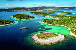 Dalmatien Makarska-Riviera Diese Reise ins Herz Dalmatiens wird Sie begeistern! Städte wie aus dem Bilderbuch mit Jahrhunderte alter Tradition und eine Landschaft zum Niederknien, geschützt durch die schroffen Barrieren der Küstengebirge. Wie schläfrige Riesentiere liegen die Adria-Inseln im Licht der Abendsonne.