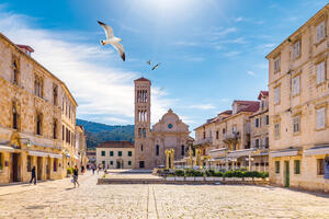 Diese Reise ins Herz Dalmatiens wird Sie begeistern! Städte wie aus dem Bilderbuch mit Jahrhunderte alter Tradition und eine Landschaft zum Niederknien, geschützt durch die schroffen Barrieren der Küstengebirge. Wie schläfrige Riesentiere liegen die Adria-Inseln im Licht der Abendsonne. 