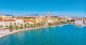 Diese Reise ins Herz Dalmatiens wird Sie begeistern! Städte wie aus dem Bilderbuch mit Jahrhunderte alter Tradition und eine Landschaft zum Niederknien, geschützt durch die schroffen Barrieren der Küstengebirge. Wie schläfrige Riesentiere liegen die Adria-Inseln im Licht der Abendsonne. 