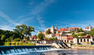 Wie ein runder Ellbogen liegt das malerische kleine Städtchen Loket, auf deutsch seit dem Mittelalter „Elbogen“, in einer Flussschleife der Eger. Von drei Seiten vom ruhig dahinfließenden Wasser umschlossen, inmitten des bergigen Kaiserwaldes, hoch auf einen Granitfelsen gebaut, beherrscht von einer mächtigen Ritterburg. Unzählige Besucher begeistern sich jedes Jahr an den herrlichen Stadthäusern rund um den brunnengeschmückten Marktplatz, an der großen märchenhaften Burg, an den sagenhaften Fluss- und Felsenpanoramen, an der authentischen historischen Atmosphäre und nicht zuletzt an der urwüchsigen böhmischen Küche.